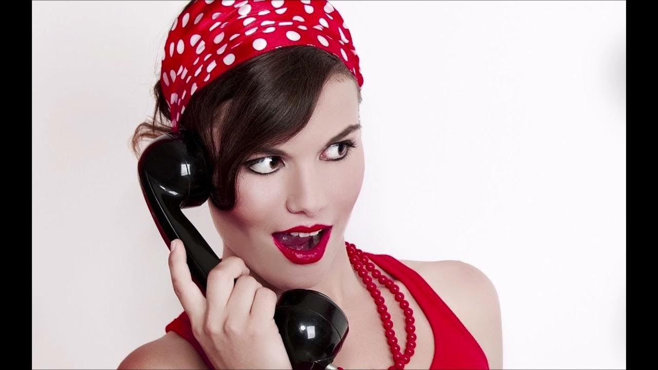 Баба щина звонит. Женщина с телефонной трубкой. Девушка с трубкой телефона. Баба щина звонит. Мультяшный девушка рассказывает.