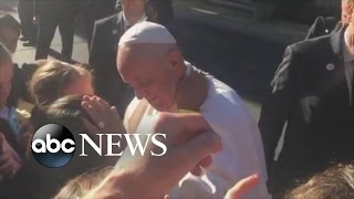 Pope Francis Shows Personal Touch When He Rides Through D.C.