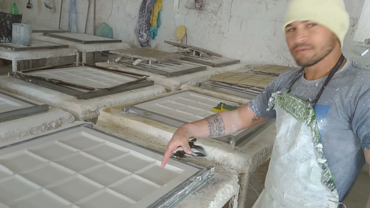 fazendo borra para começar a produção de placas de gesso