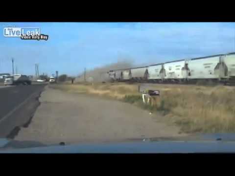 სატვირთო ავტომობილს მატარებელი ეჯახება!