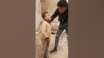 طفل كان هيموت وي خش الحمام 