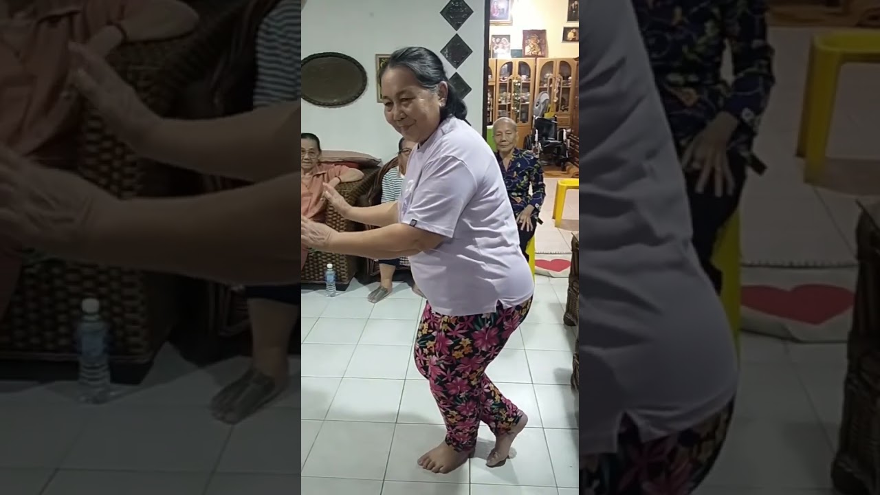 Ngajat suku kayan dulu-dulu bersama mamak dan aunty semua. Sungguh meriah