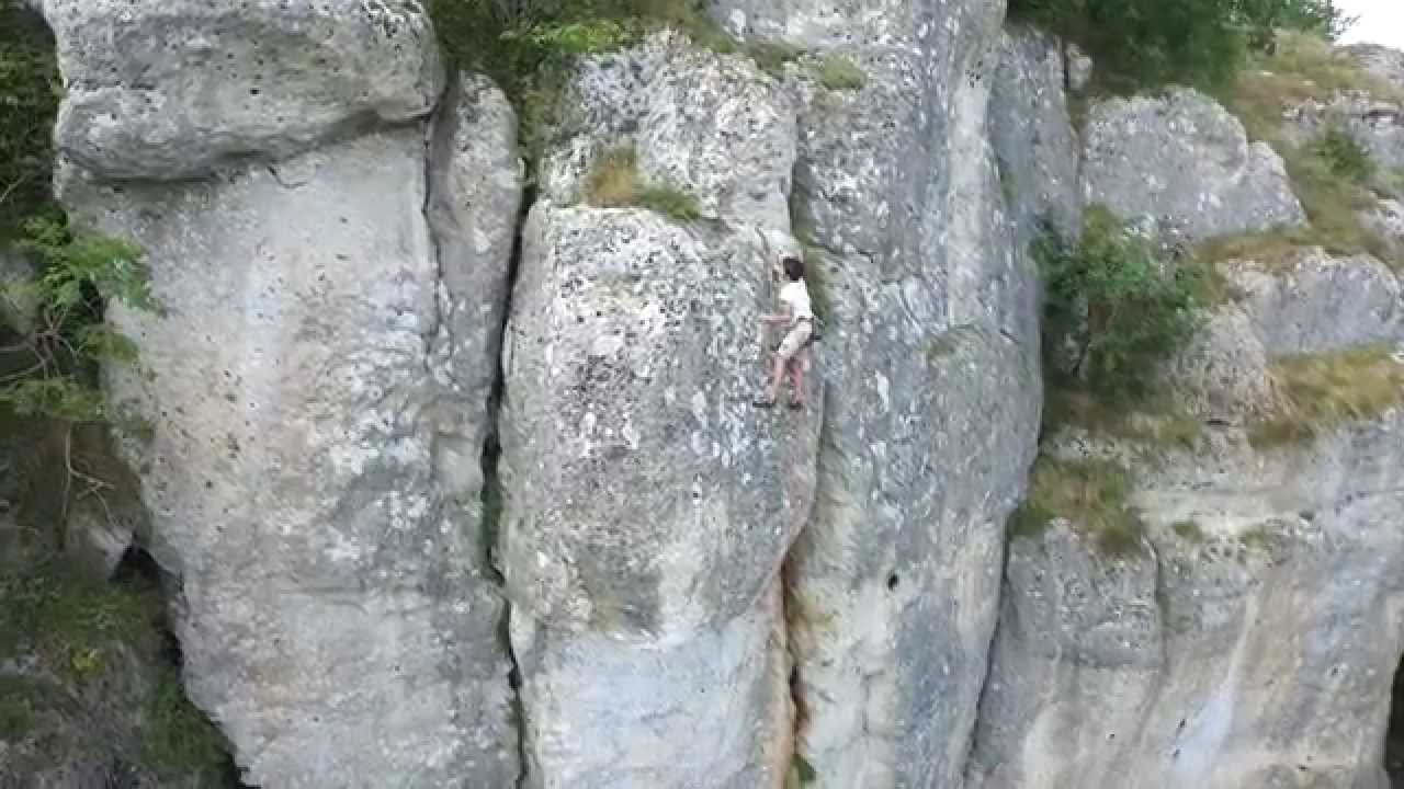 Alexeï Jolivet grimpe "Pied de nez" sur coinceurs, 7b+ à la Guignoterie