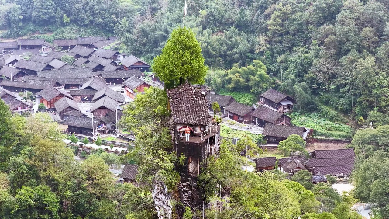 Дом на скале, построенный стариком в провинции Хунань, Китай