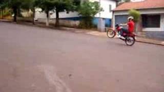 Antonio empinando com titan 150