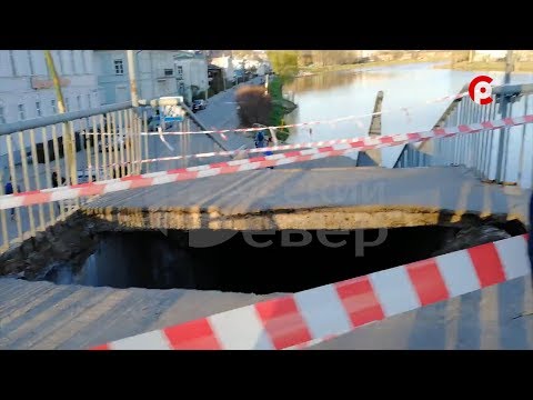 Появилось первое видео с места обрушения на мосту в Вологде