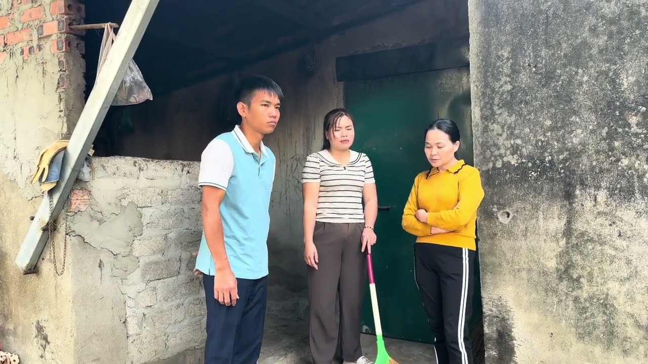 Bà huyen biết được bà quế ganh tỵ sang chỉ bảo tiền cách đối sử