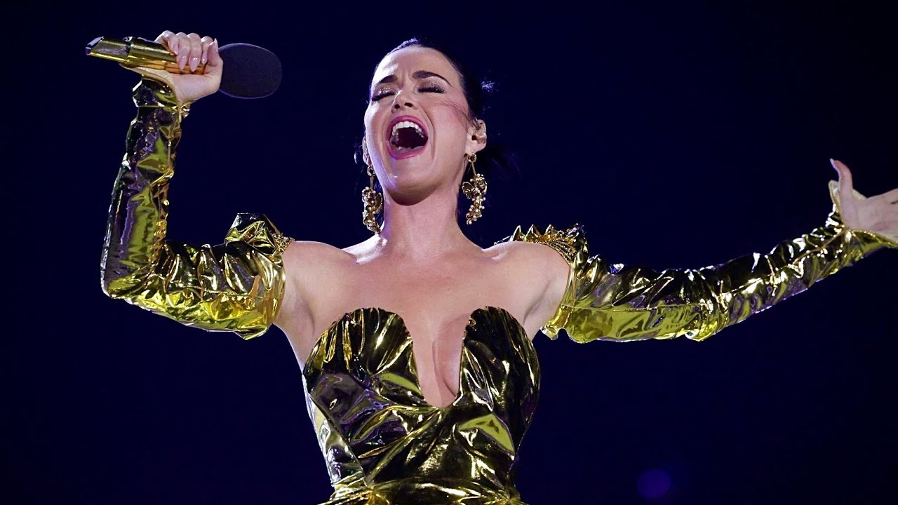 Katy Perry Performs Roar & Firework Live at The Coronation Concert Katy Perry Performs Roar & Firework Live at The Coronation Concert