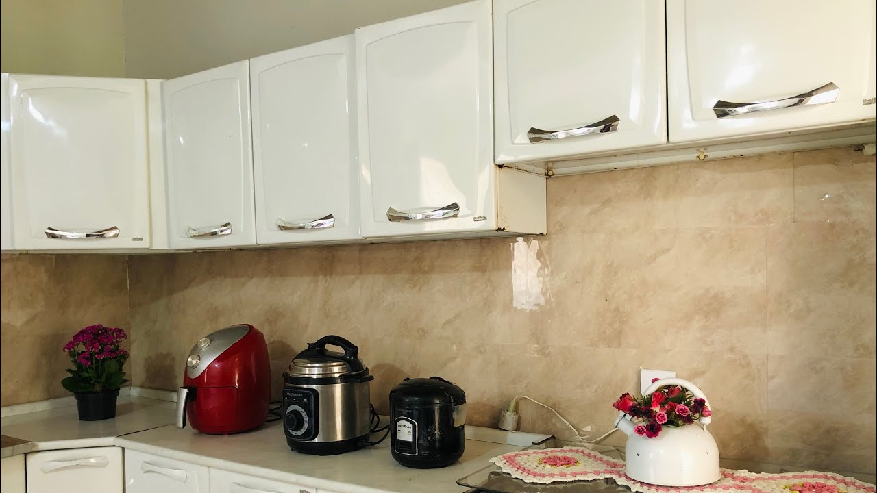 Decorando a cozinha com placas que imitam ,porcelanato .