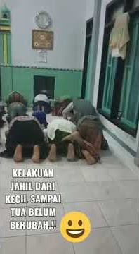 Lucu, kelakuan jahil saat shalat taraweh.