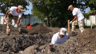 Sztálin-kori tömegsírt tárnak fel Ukrajnában