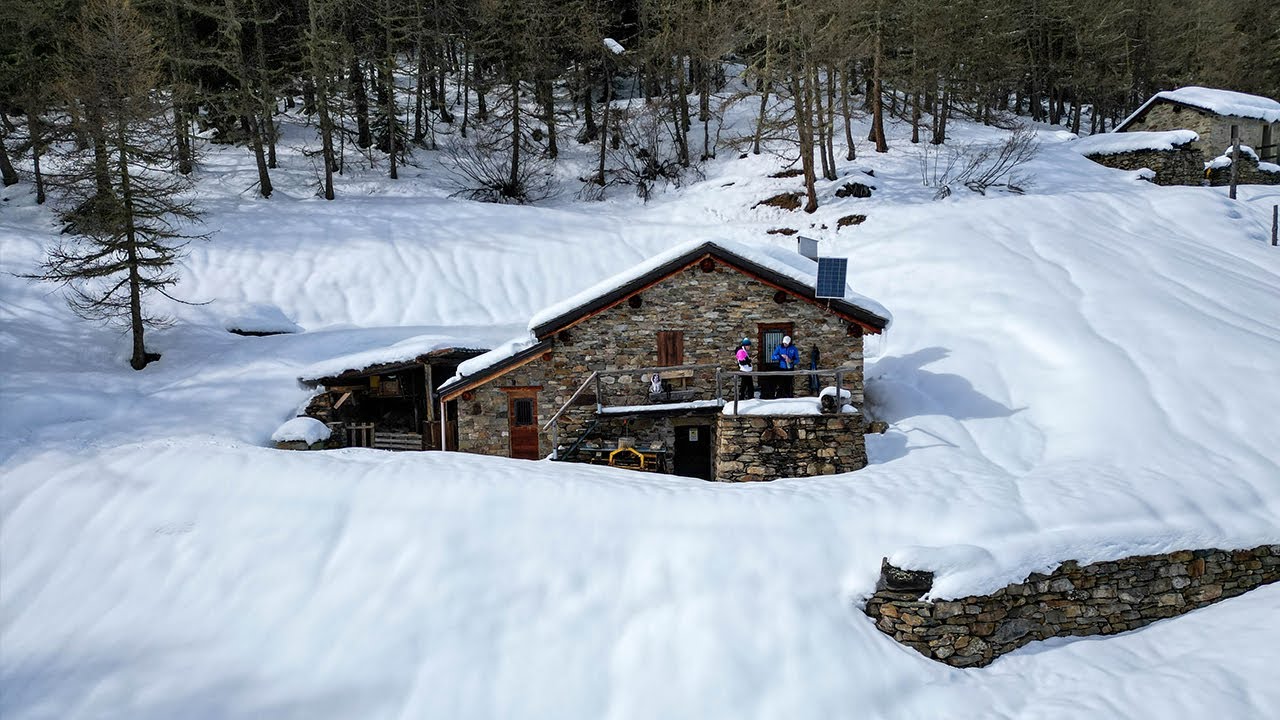 Baita di montagna in inverno | 1 metro di neve a 1800 m