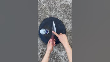 Tôi làm con dao lọc thịt heo bằng thép lò xo Đức chỉ cần nhẹ tay cái là đứt luôn chai nước quá sắc