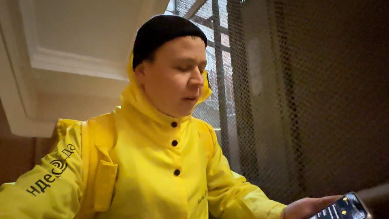 Доставка продуктов в центре Москвы из \"Пятерочки\" - YouTube