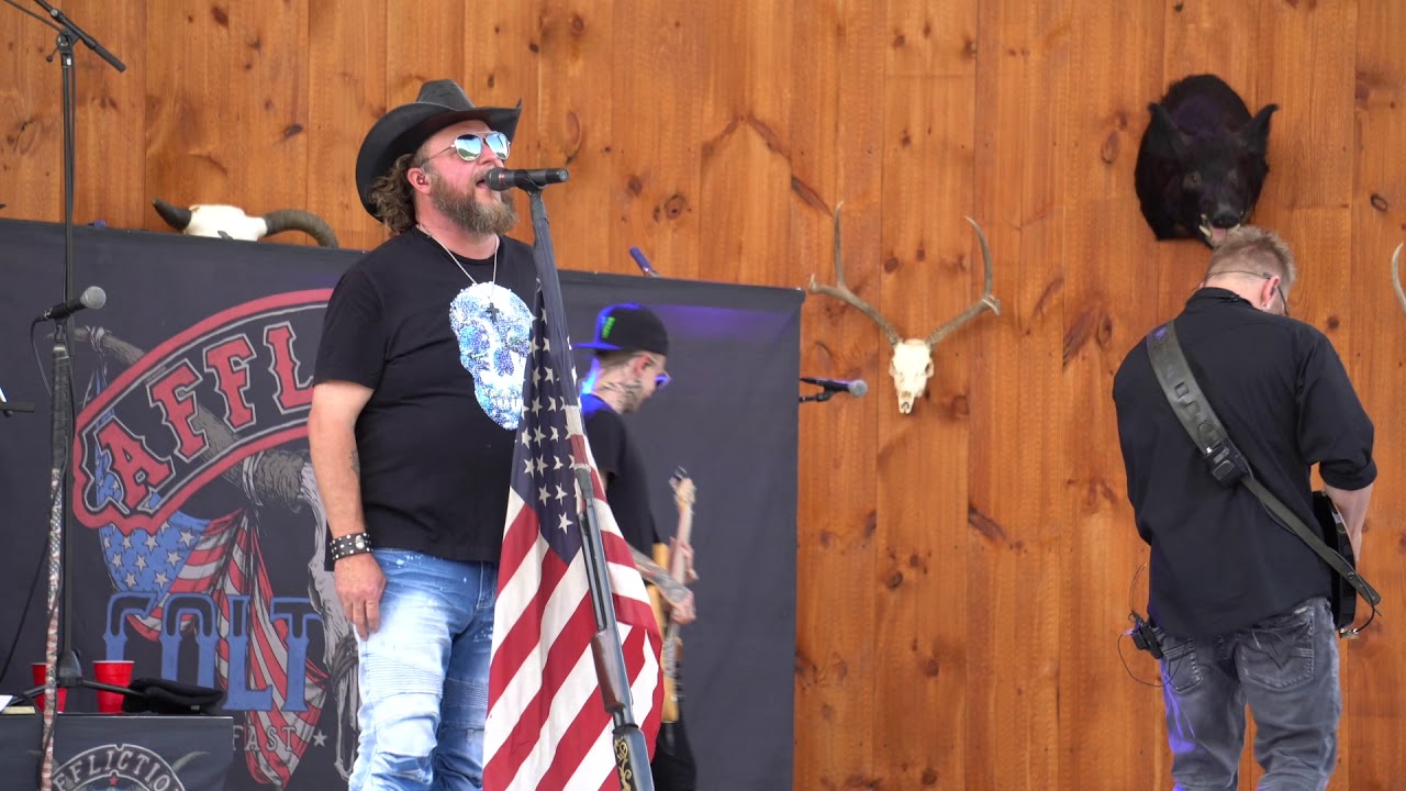 Colt Ford - Workin' On (Live) - YouTube