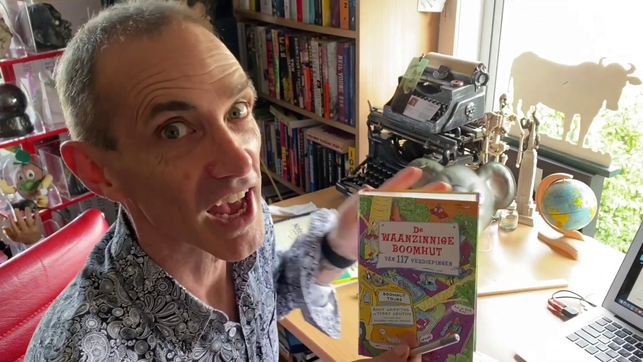 Andy Griffiths toont hoe hij een boomhutboek schrijft - YouTube