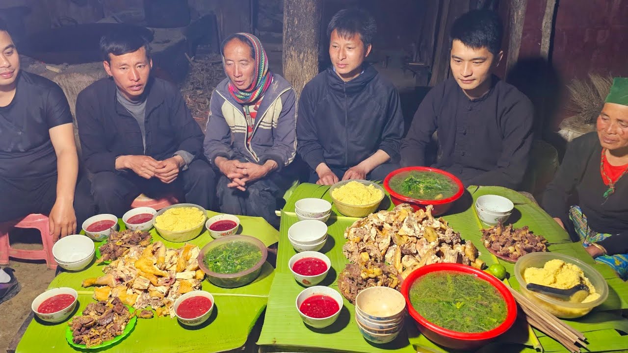 Đại tiệc toàn món ngon Tiêit Canh đỏ rực mèn mén lót lá nhà bác Già. Nguyễn Tất Thắng