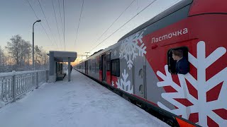 "Снежинка с опозданием!" Электропоезд "Ласточка" ЭС2Г - 124 на пл.Михайловская Дача, янв.2024г.