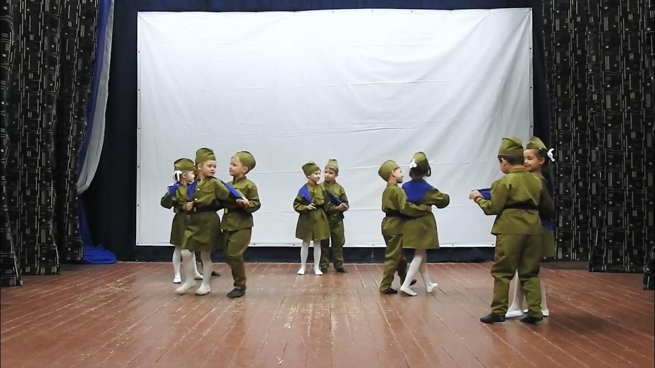 Танец день победы в детском саду видео. Танец синий платочек. Военные танцы. Военный танец в детском саду на 9 мая. Танец синий платочек в детском саду.