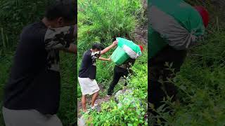Kind driver helped a disabled elderly man carry heavy objects across a deep pit. #funny #comedy