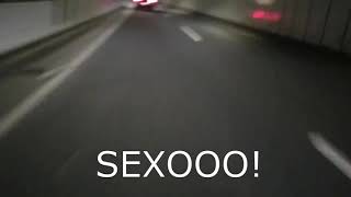 Hombre japonés gritando sexo en un túnel