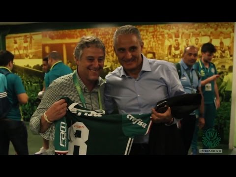 Tite acompanha clássico e ganha camisa de Paulo Nobre