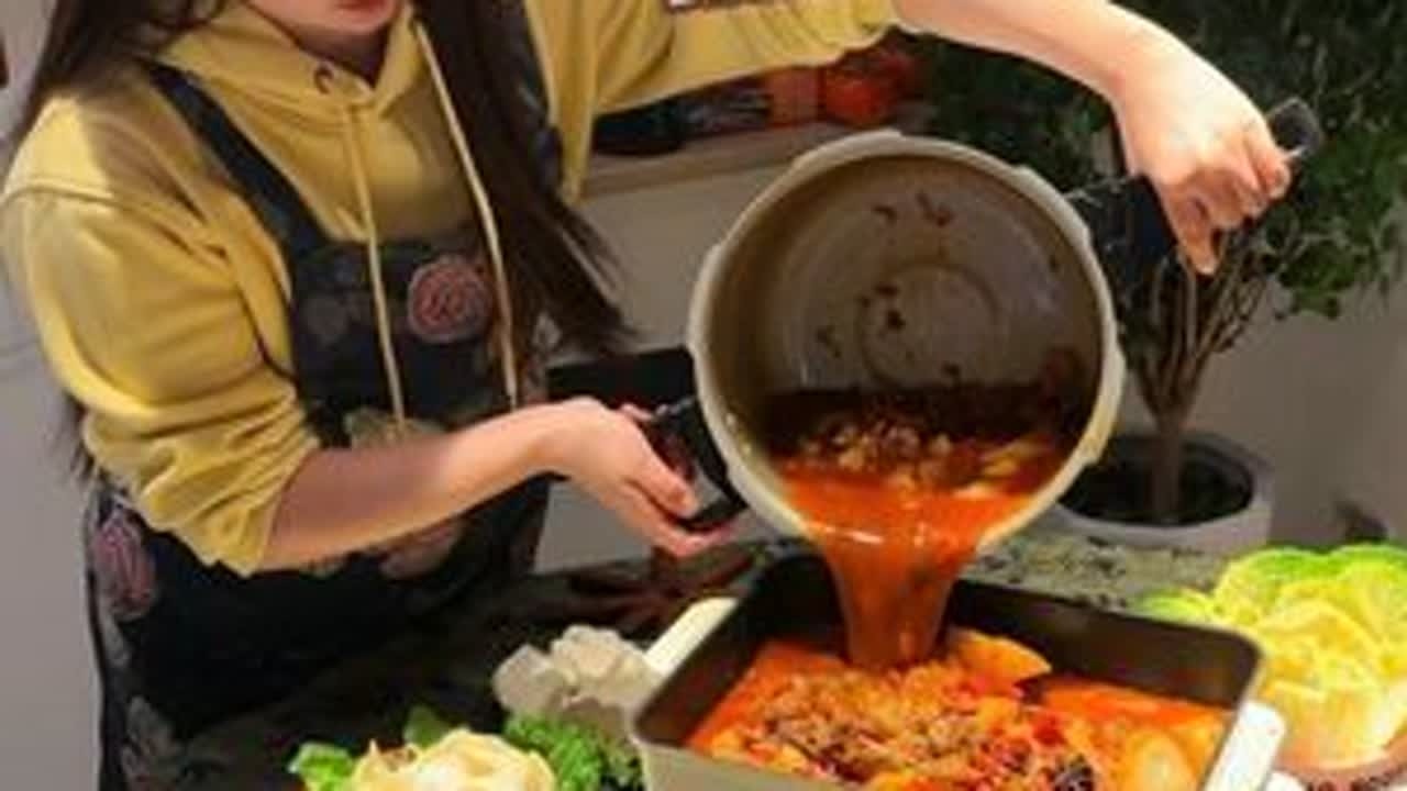 姊妹们降温天跟麻辣牛肉锅很配哦 #牛肉火锅 #这是真正的硬菜 #美食  #四川 #山东