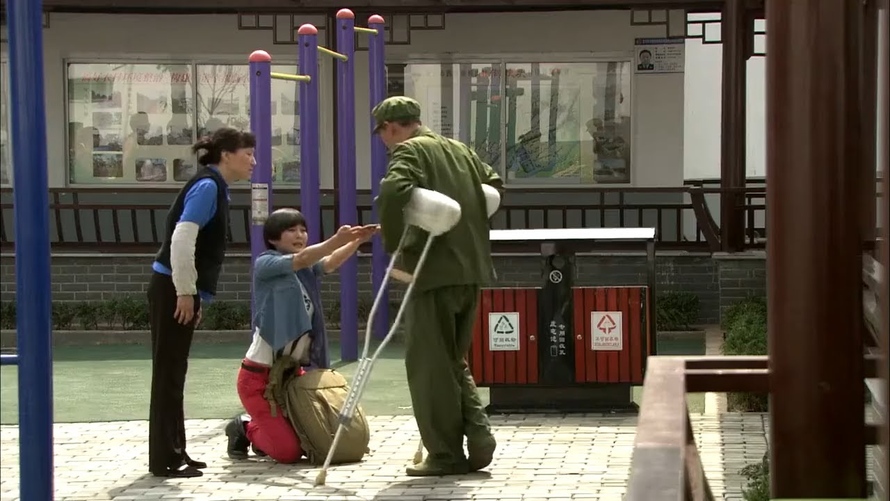 當兵孫女放假回家探親，爺爺嫌棄沒穿軍裝怒了，誰知一看證件立馬敬禮