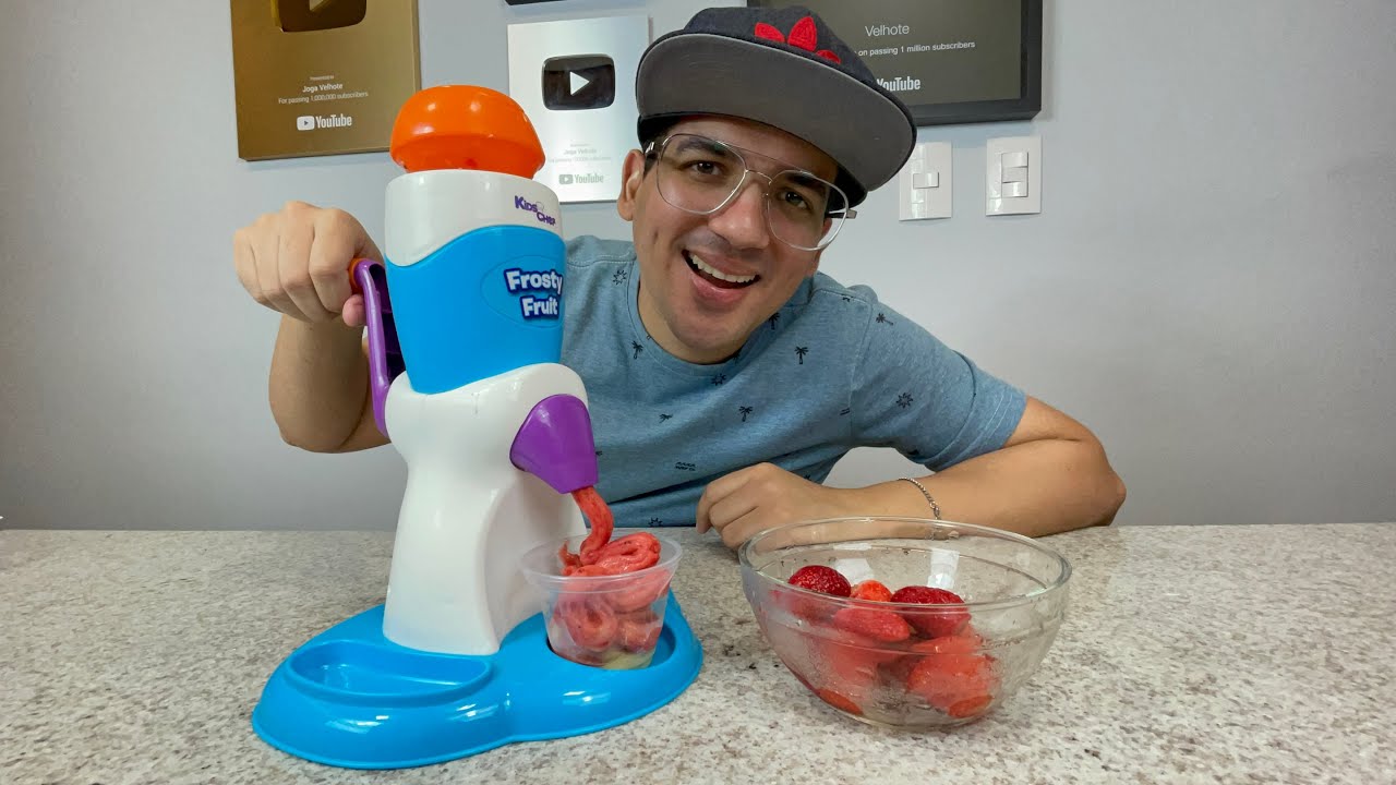COMPREI UMA MÁQUINA DE BRINQUEDO QUE TRANSFORMA FRUTAS EM SORVETE!!!
