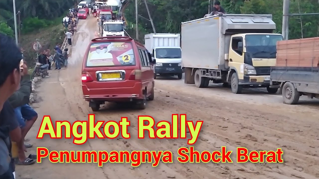Skill Supir Angkot Bikin Penumpangnya Ketar-Ketir Melewati Jalan Licin Berlumpur - Rally Dadakan