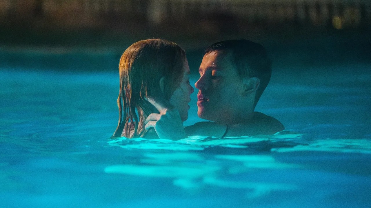 مديرة شركة بتضعف قدام واحد جى يتدرب عندها والواد موهوب وبيقدر انه يسيطر عليها ويعمل معاها شاى باللبن