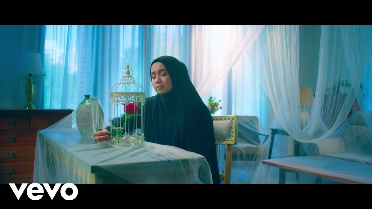 Amira Othman - Dalam Sujudku (OST "Dia Bukan Syurga") | Official Music Video Amira Othman - Dalam Sujudku (OST "Dia Bukan Syurga") | Official Music Video
