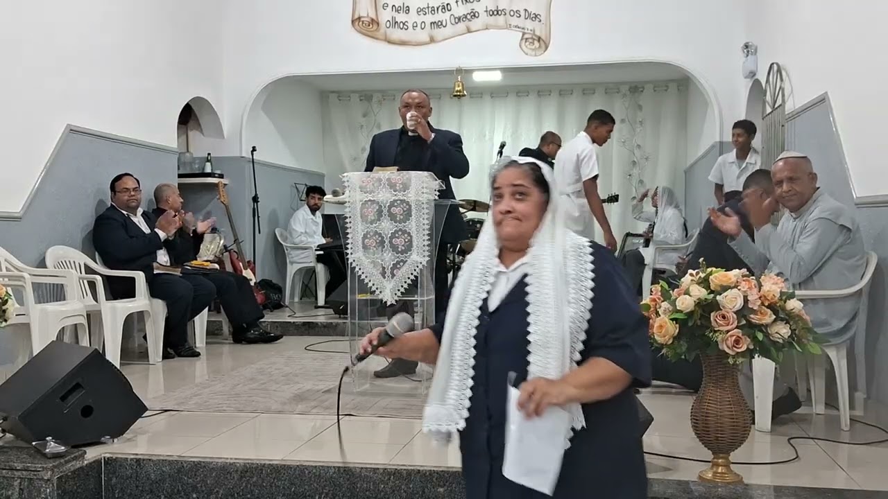 Ministro Michel na igreja da Vila Áurea. 