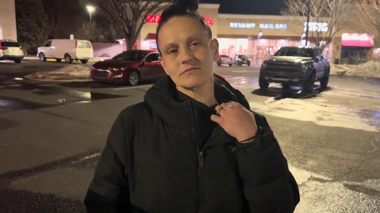 Молодая женщина использует шею для инъекции наркотика, потому что все остальные вены заблокированы.