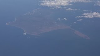 青い海に浮かぶ豊かな緑 北方領土、上空取材