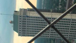 Человек ходит по канату в Канаде на высоте 53х этажей