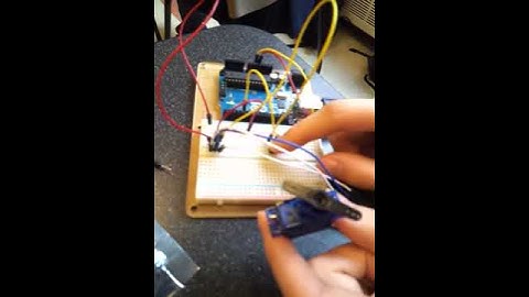 Servo motor controlled by a pushbutton momentary switch
