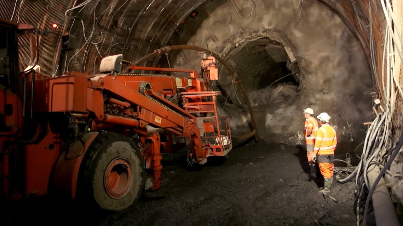 Le plus grand tunnel du monde  les mineurs face aux montagnes