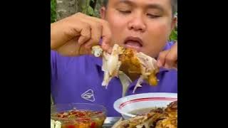 Breakfast Babang Tampan Makan Ayam Bakar lalap Salada dan daun Kemangi. Bikin Laper Nih ๐