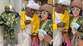 Portable Disturbing South Africa as he Share Money on the Street and Rock Army Uniform Without Fear