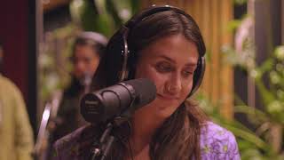 Maddy Moreah - Dancing with myself Live studio session