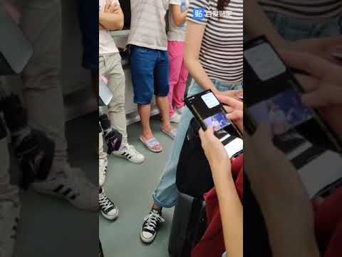 Samsung Galaxy Note 10 being used in the subway (Video)