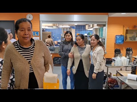 Bạn làm tiệc chia tay mẹ về Việt Nam Bạn làm tiệc chia tay mẹ về Việt Nam