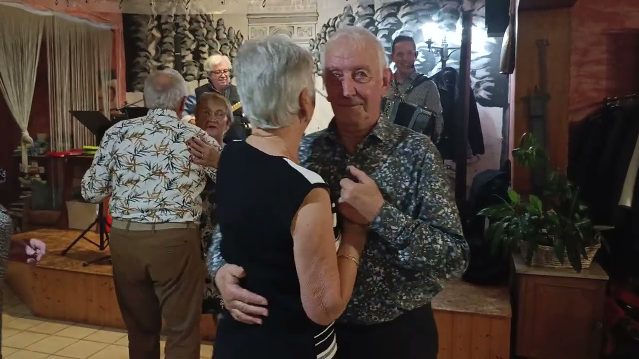 Cédric et Angelo Ciero jouent  "Apache" des shadows