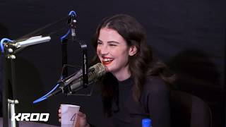 The Fiji Water Girl Reveals Her Favorite Den Globes Photobomb