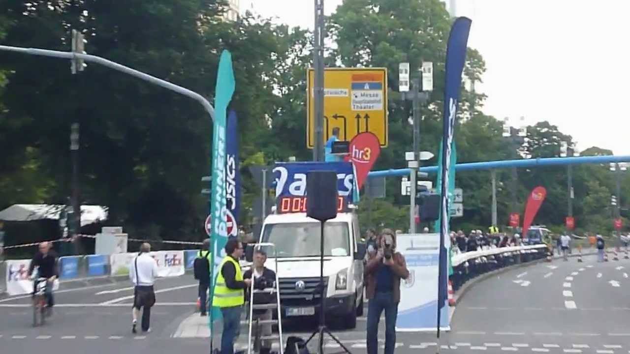 LÄUFER AUF DEM WEG ZUM START -- JPMCCC | JPMorgan Chase Corporate Challenge Run