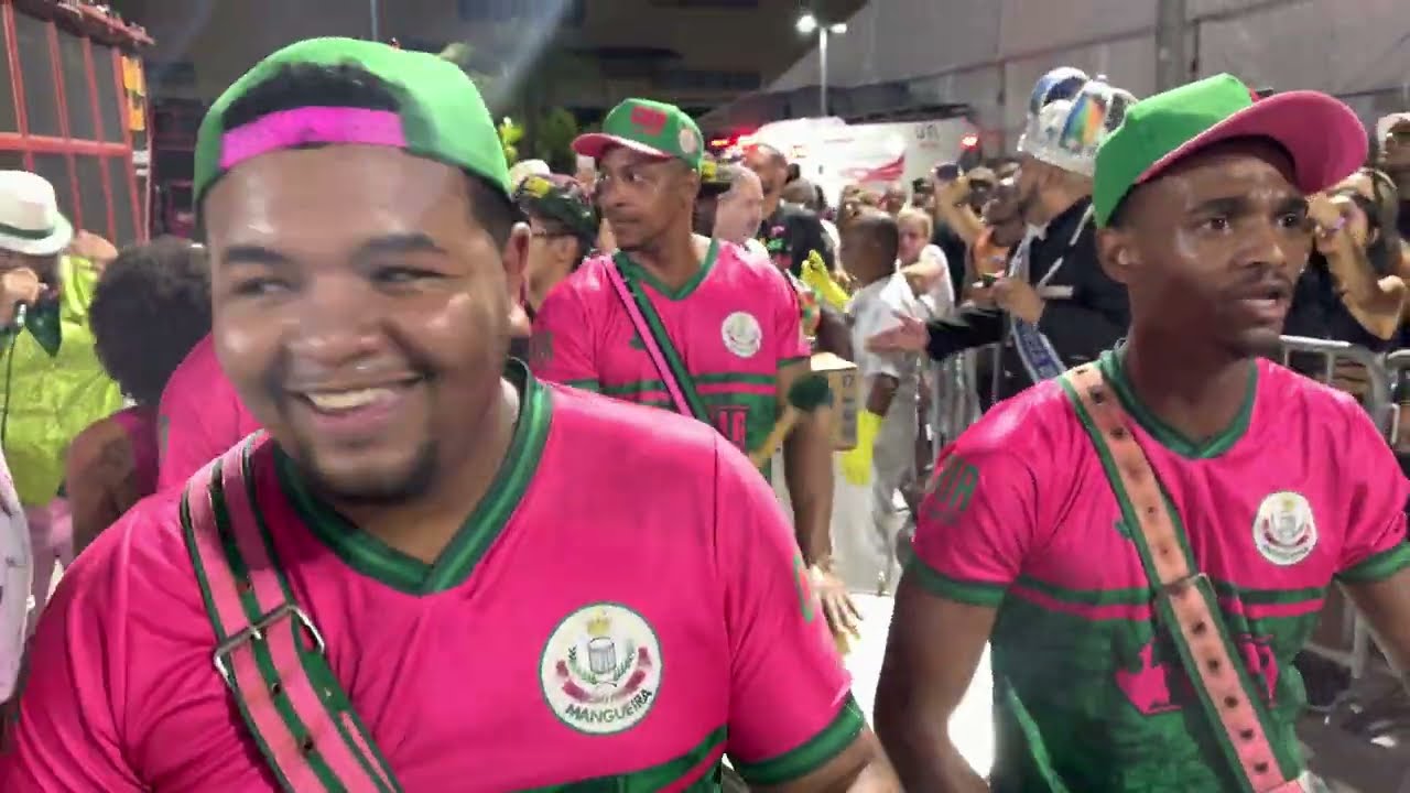 Bateria da Mangueira no mini desfile da Cidade do Samba! Carnaval 2022!