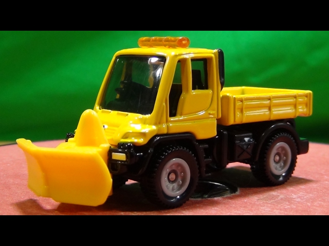 トミカ No.22 メルセデスベンツ ウニモグ 除雪仕様車 - YouTube