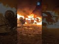 Un violento incendio è scoppiato in un magazzino di Khan Younis dopo un attacco aereo israeliano avv