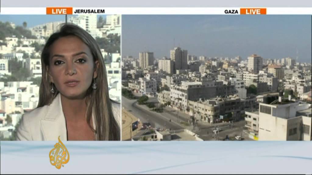 نسرين الشمايلة، مراسلة قناة الجزيرة، تقدم تقريراً عن دبلوماسية غزة